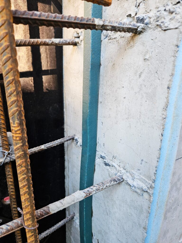 Installed along construction joints, ADCOR® 500S expands on contact with water to create an effective watertight seal.