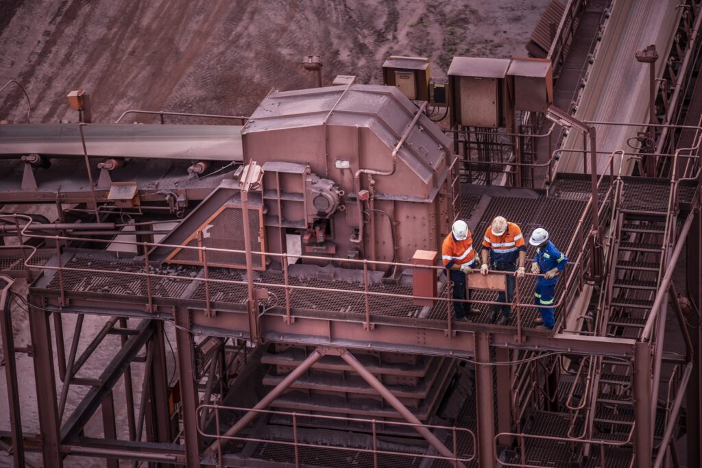 A Weba engineered head chute controls material trajectory to improve downstream flow and reduce wear.